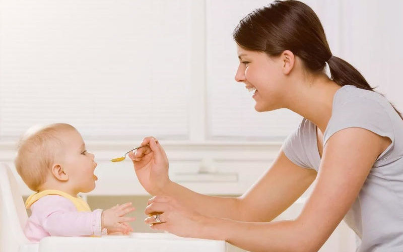 أخصائية تغذية تحذر: السكر والملحة ما يكونوش نهائيا فماكلة الطفل.. والتغذية مهمة فنمو دماغ ولادكم