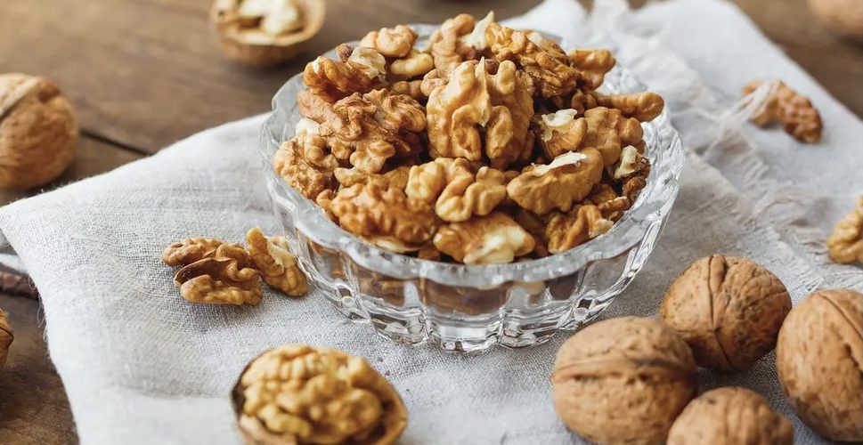 يقي من هذا النوع من السرطان.. باحثون ينصحون بالإكثار من تناول الجوز
