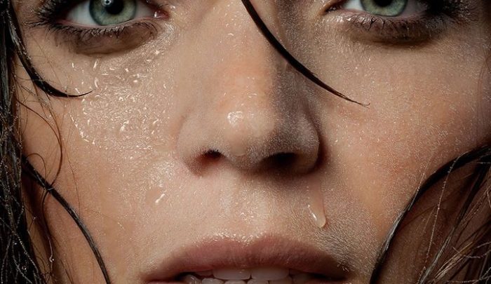 متى يكون العرق غير طبيعي؟ خبراء في الصحة يجيبون