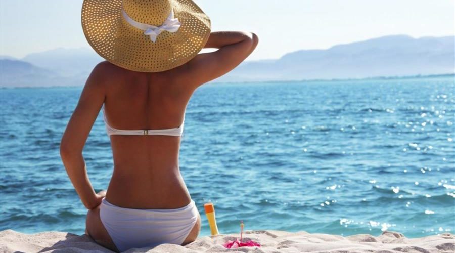 مع اقتراب فصل الصيف.. أطباء يحذرون من التعرض لأشعة الشمس