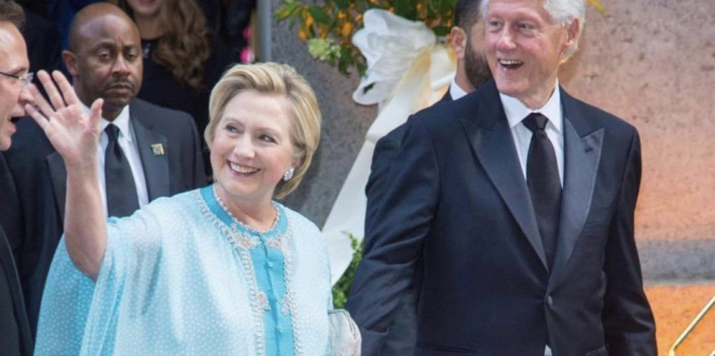 بإطلالتها بالگندورة المغربية.. مغاربة يبدون إعجابهم بهيلاري كلينتون (صورة)