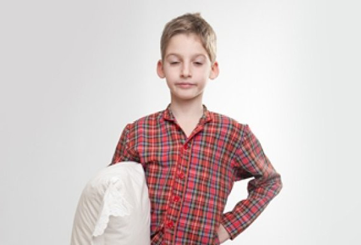 قد يكون الأمر خطيرا.. أسباب مشي الأطفال أثناء النوم