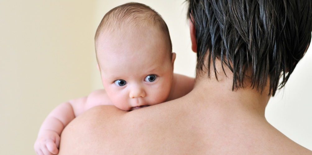 خلال إرضاعه.. هكذا تخلصين طفلك من الحازوقة