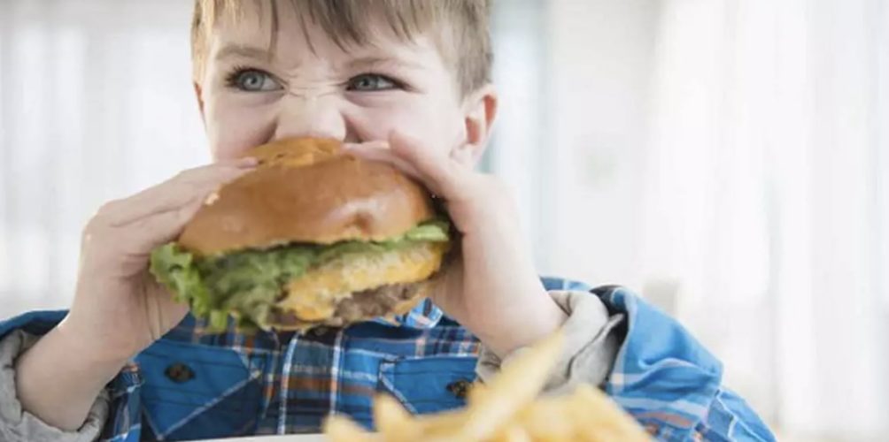 علماء: الوجبات السريعة تضر بدماغ الطفل!