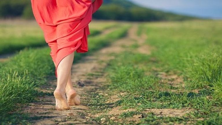 المشي حافي القدمين.. فوائد صحية مذهلة!