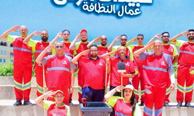 إعترافا بمجهوداتهم .. عبيدات الرمى وفنانين يكرمون عمال النظافة