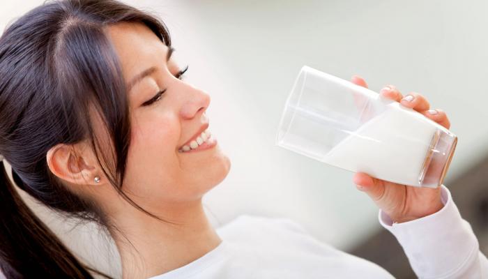 مضر بالصحة.. باحثون يحذرون من الحليب الذي يحتوي على الدهون المشبعة