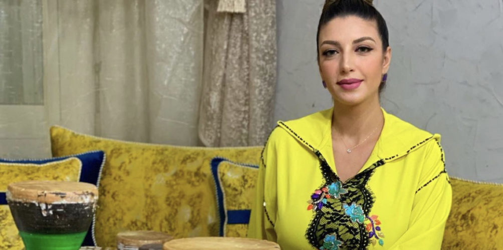 وجدت مرمية وسط النفايات.. رجوى الساهلي تعلن رغبتها في تبني رضيعة متخلى عنها