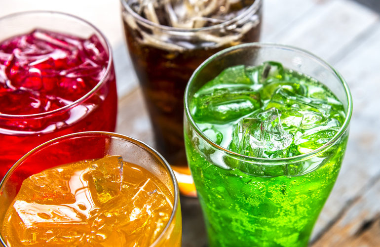 طبيبة تحذر: الشرب المنتظم للمشروبات السكرية والعصائر يضاعف خطر الإصابة بهذا النوع من السرطان