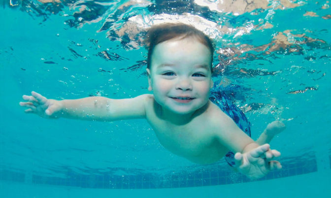 لتحسين تعلمهم.. علموا أولادكم السباحة