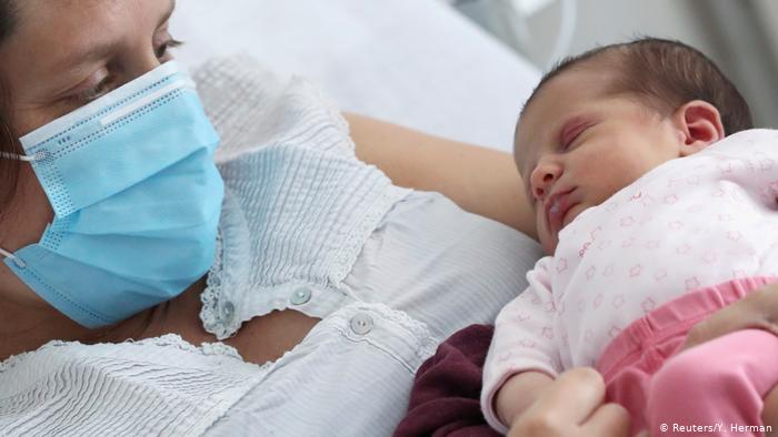 دراسة: الأطفال الذين ولدوا خلال الجائحة لديهم أداء معرفي ولفظي أقل