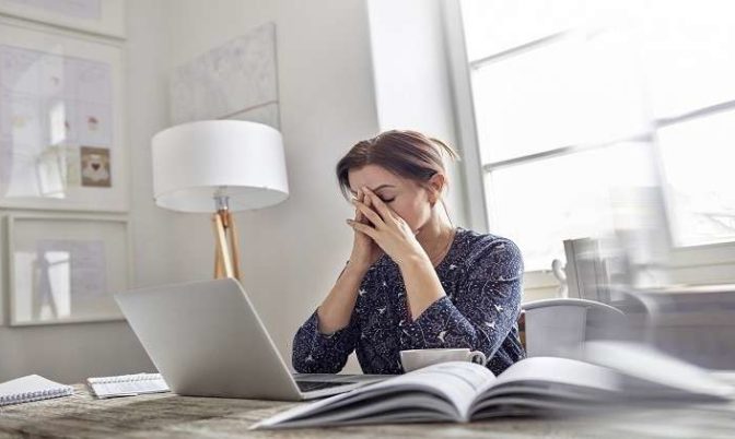 الجلوس لفترة طويلة.. طبيبة توضح تأثيره على الصحة