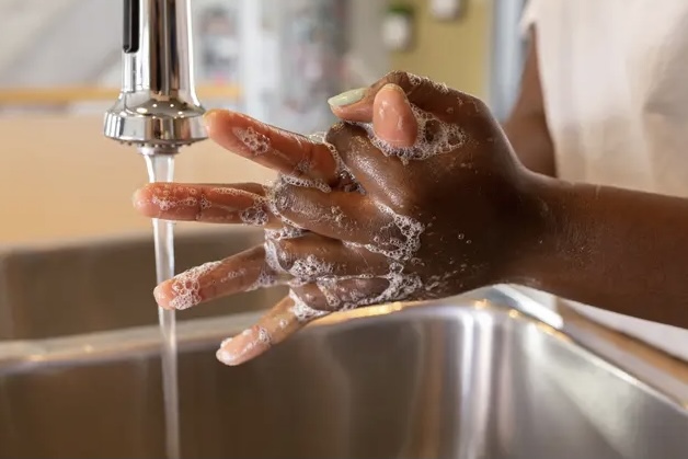 للتخلص من الجراثيم والفيروسات.. هذه مدة غسل اليدين المطلوبة