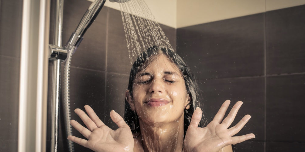 له أضرار على الصحة.. أخصائيون يحذرون من تبول النساء عند الاستحمام