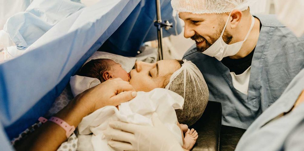 دراسة: الولادة تجعل المرأة تبدو أكبر من بـ7 سنوات