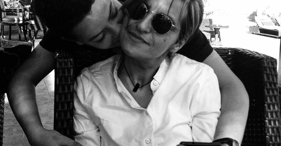 في حادث سير.. وفاة الإبن الوحيد للمخرجة نرجس النجار