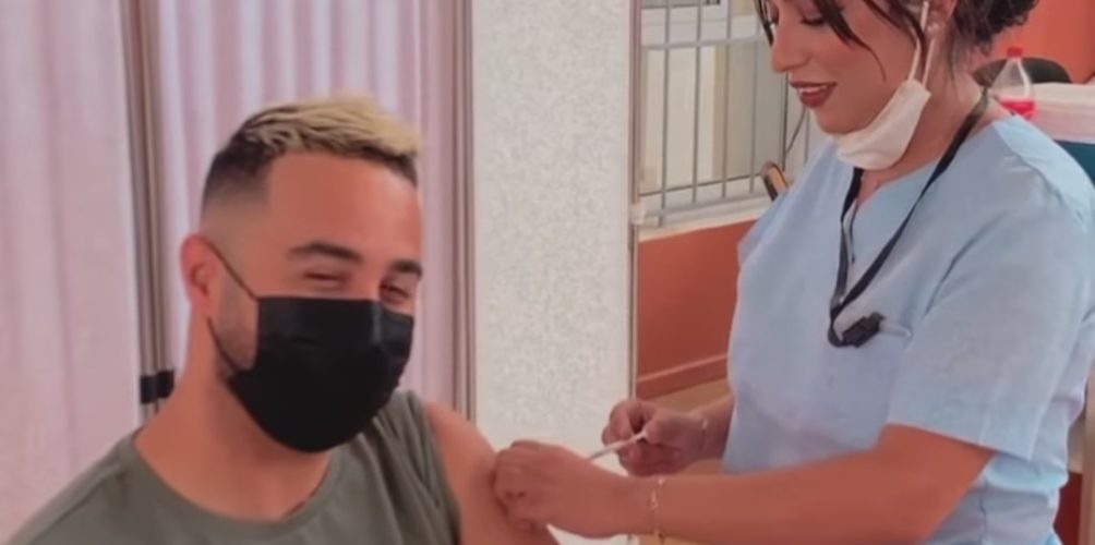 بعد تلقيه الجرعة الثانية.. بدر سلطان يدعو جمهوره للتلقيح ضد فيروس كورونا