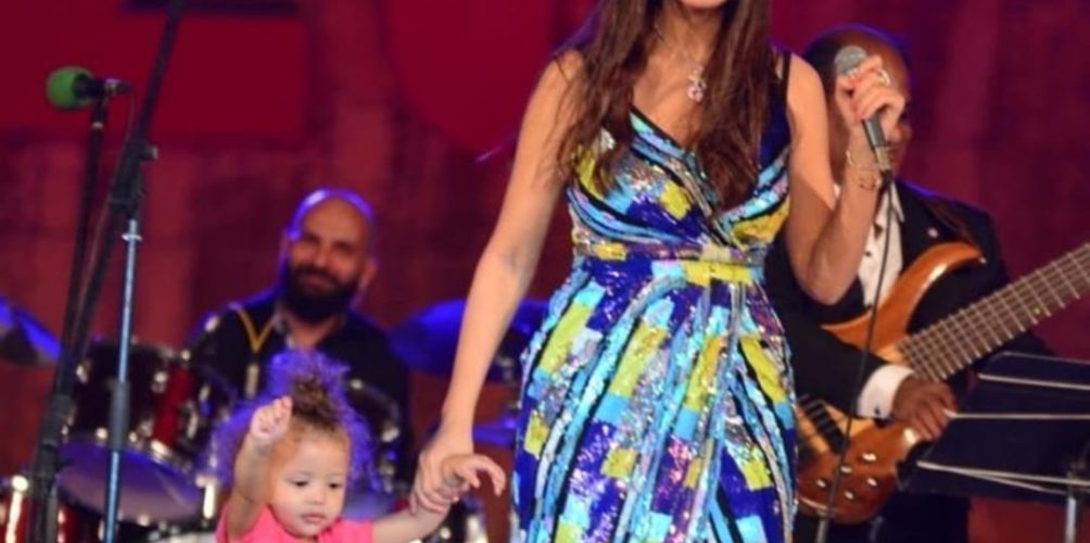على خشبة محكي القلعة .. إبنة الفنانة جنات مهيد تشعل الأضواء