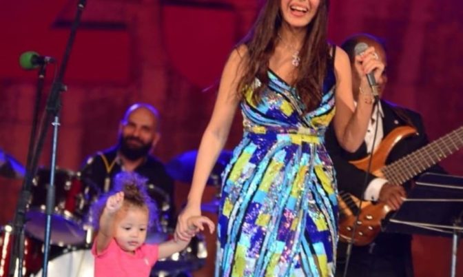 على خشبة محكي القلعة .. إبنة الفنانة جنات مهيد تشعل الأضواء