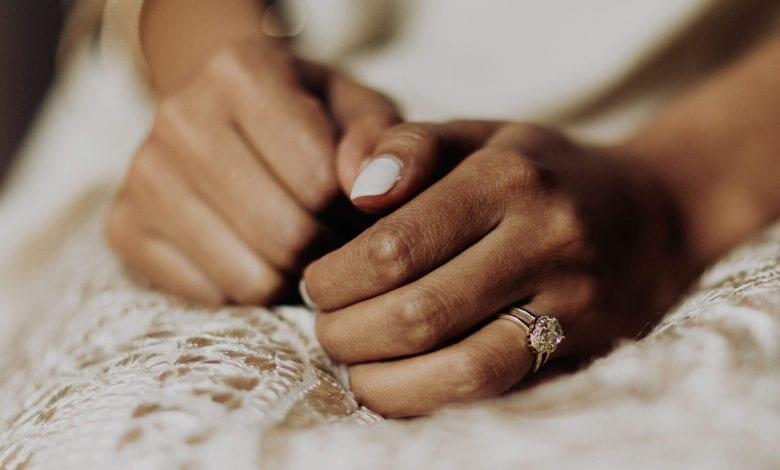 قبل النوم.. أسباب تدفعكم إلى خلع مجوهراتكم