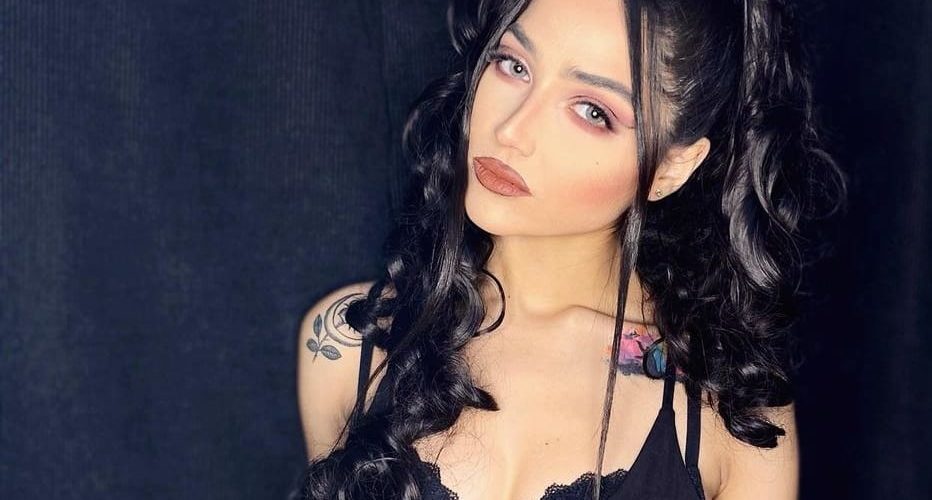 بعد العلاقة المتوثرة بوالدها .. إلهام الستاتي تطلق أغنية &laquo;&nbsp;بيبي&nbsp;&raquo;
