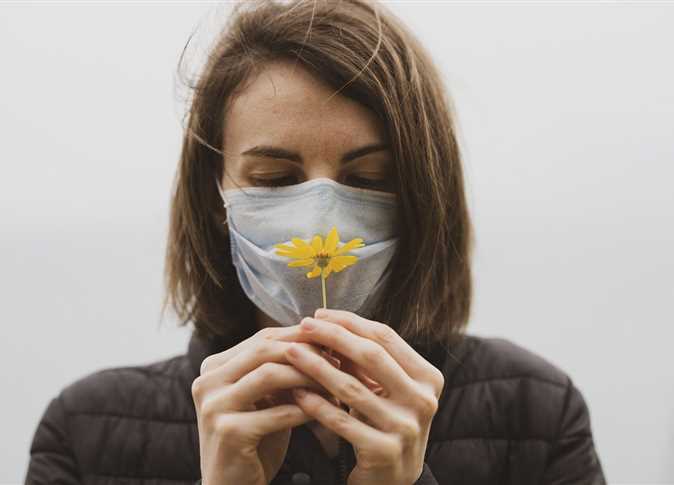 تقرير: حاسة الشم أو التذوق لم يعد العلامة الرئيسة للإصابة بكورونا