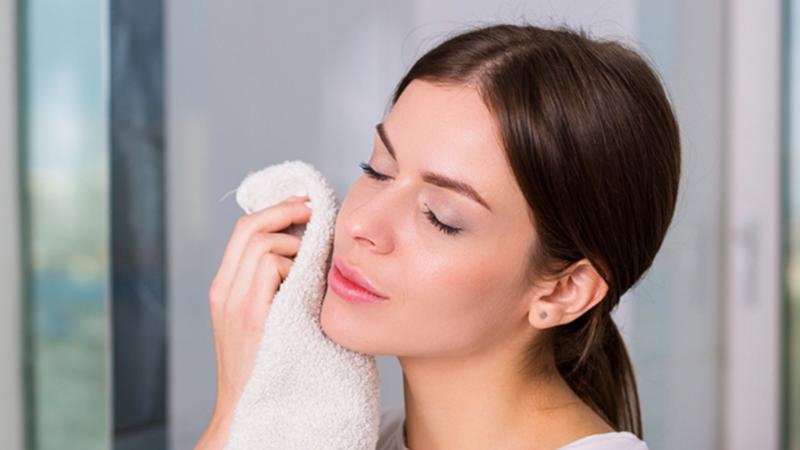 عالم يحذر: عدم غسل المناشف يوميا يعرضكم لأمراض خطيرة