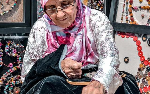 عن سن يناهز74 عاما.. خديجة البقال تبدع في لوحات مشكلة من عقيق وأزرار الملابس(صور)