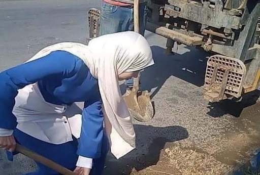 بعد ظفرها برئاسة جماعة الحوافات.. قمر العيدودي تستهل ولايتها بجمع النفايات