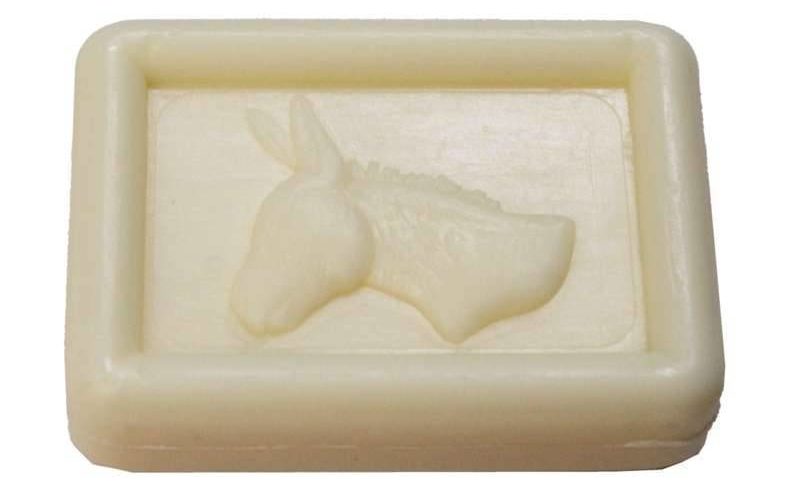 يعالج أغلب مشاكل البشرة.. صابون من حليب الحمير أحدث صيحات التجميل