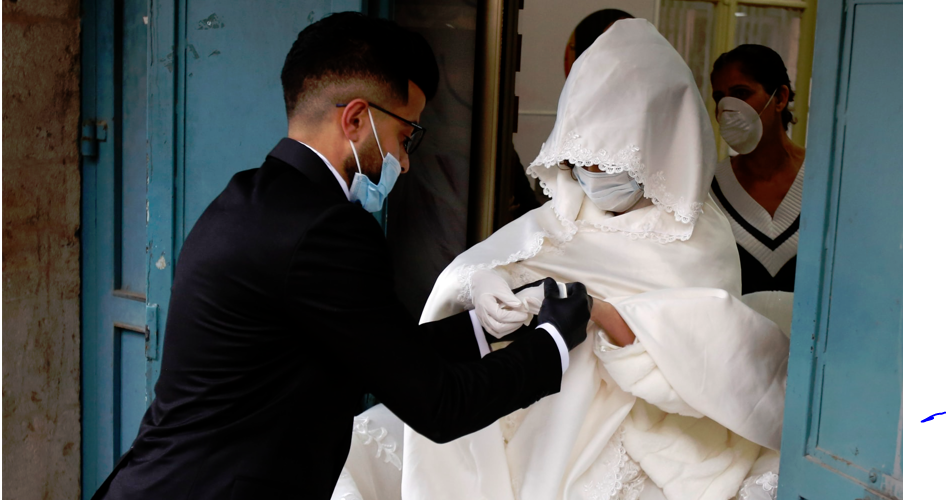 بسبب الكمامة.. عريس يطلق عروسه بعد لحظات من زواجهما