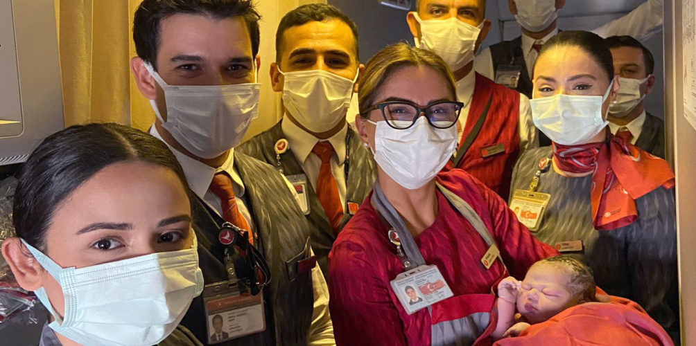 خلال رحلتها على متن الطائرة.. سيدة مغربية حامل تضع مولودها