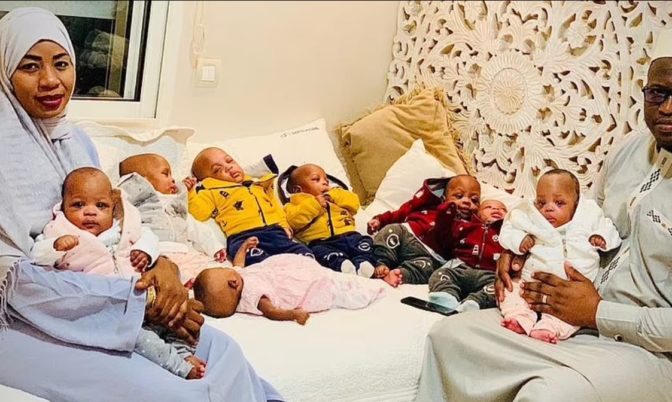 بعد مرور 6 أشهر على ولادتهم.. الصورة الأولى للأم المالية وتوائمها الـ9