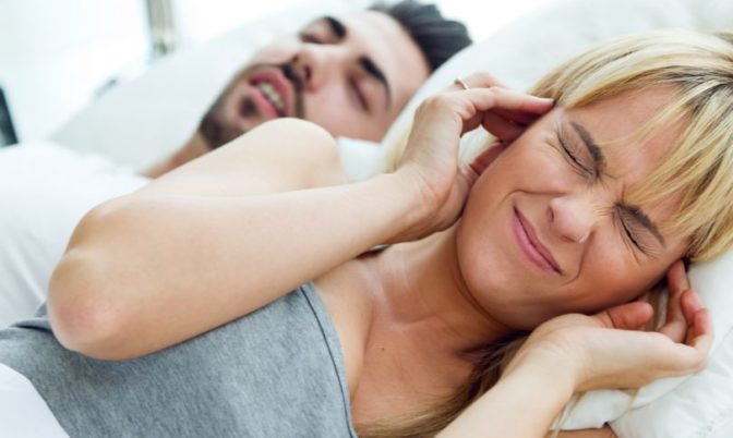 من بين أعراضه إزعاج الآخرين أثناء النوم وأمراض خطيرة.. الدكتورة شيماء وانزة توضح أسباب الشخير وعلاجه