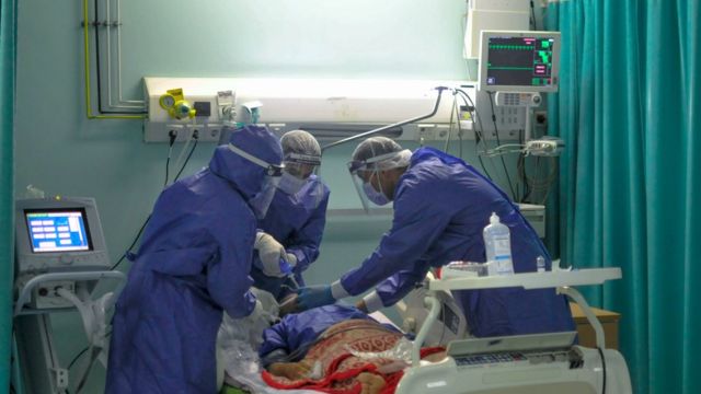 مقارنة بالسلالات السابقة.. خطر دخول المستشفى للمصابين بـ »أوميكرون » أقل