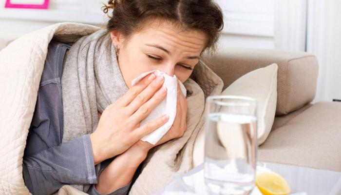 كيف نميز بين أعراض أوميكرون ونزلة البرد؟.. اختصاصية توضح