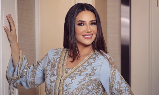 في العيد الوطني الـ50 للإمارات.. ديانا حداد تتألق بالقفطان (صور)