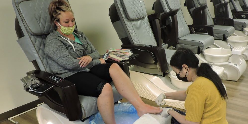 تسببوا في بتر ساقها.. امرأة تحصل على أكثر من مليون دولار من صالون لتقليم الأظافر