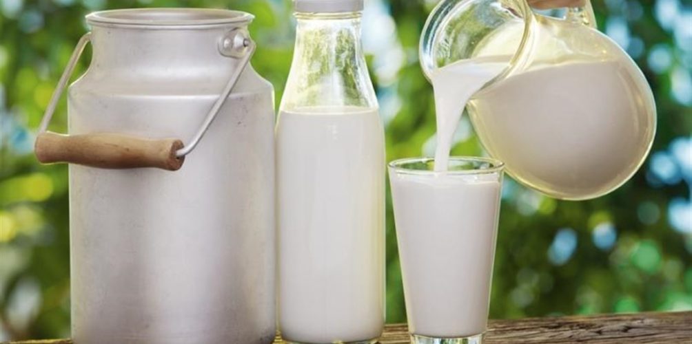 يزيد احتمال الإصابة بسرطان الثدي..دراسة تحذر من شرب هذا النوع من الحليب