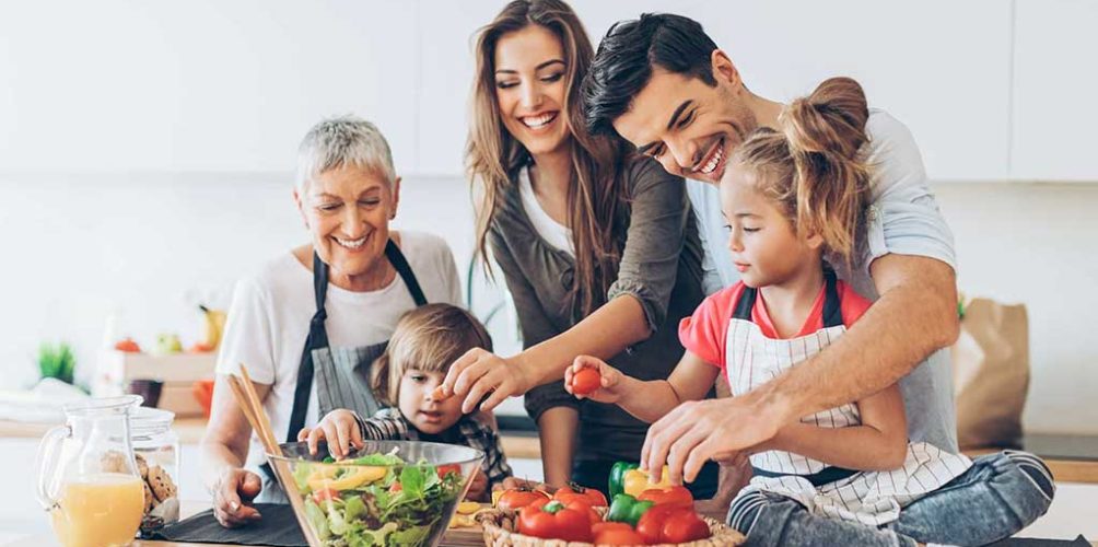 يحسن من صحة الدماغ ويقلل خطر الإصابة بأمراض القلب.. دراسة تكشف أهمية التواصل الإجتماعي