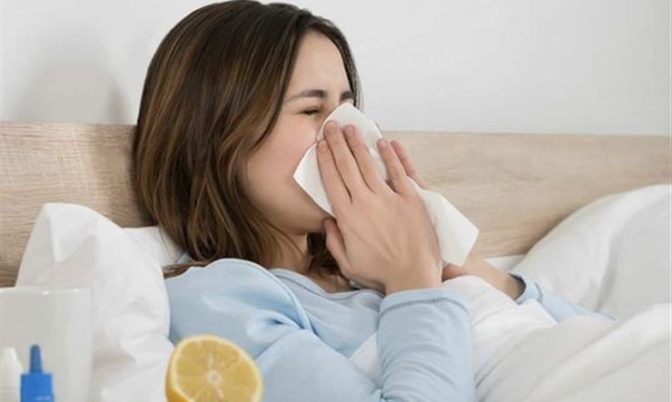 خبراء: إذا أصبت بنزلة برد خلال هذه الأيام فمن المحتمل أن تكون مصابا بكورونا بنسبة 50 بالمائة
