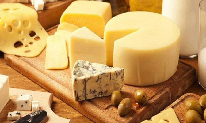 تصلب الشرايين وارتفاع ضغط الدم.. خبير يحذر من مخاطر تناول الجبن يوميا