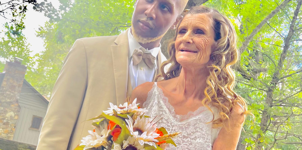 عمره 24 سنة.. شاب يتزوج من إمرأة تكبره ب37 سنة ويخلق الجدل على مواقع التواصل الإجتماعي