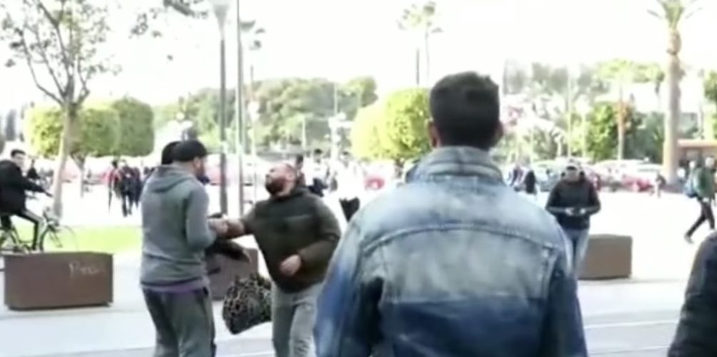 ظهر وهو يصرخ &laquo;&nbsp;أمي&nbsp;&raquo; في الشارع العام.. فيديو لمحمد الريفي يثير الجدل (فيديو)