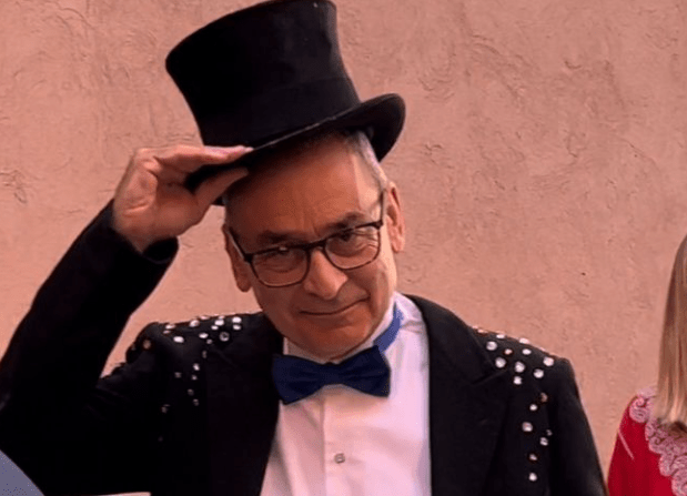 بساحة جامع الفنا.. السفير البريطاني بالمغرب يقدم عرضا فنيا (فيديو)