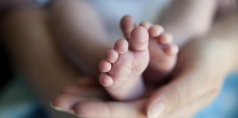 في عمر الـ54.. امرأة تحقق حلم ابنتها وتنجب حفيدها!