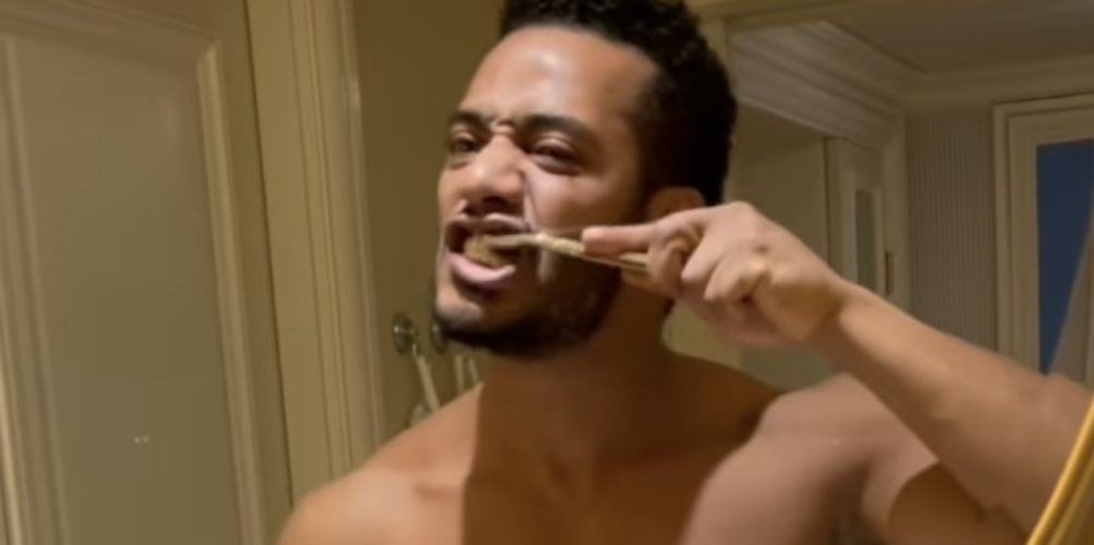 بمعجون أسنان من الذهب.. محمد رمضان يثير الجدل (فيديو)