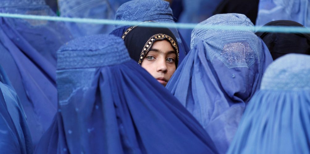 حذرت من إقالة من لا تلتزم بالقرار.. طالبان تفرض الحجاب على موظفات الحكومة