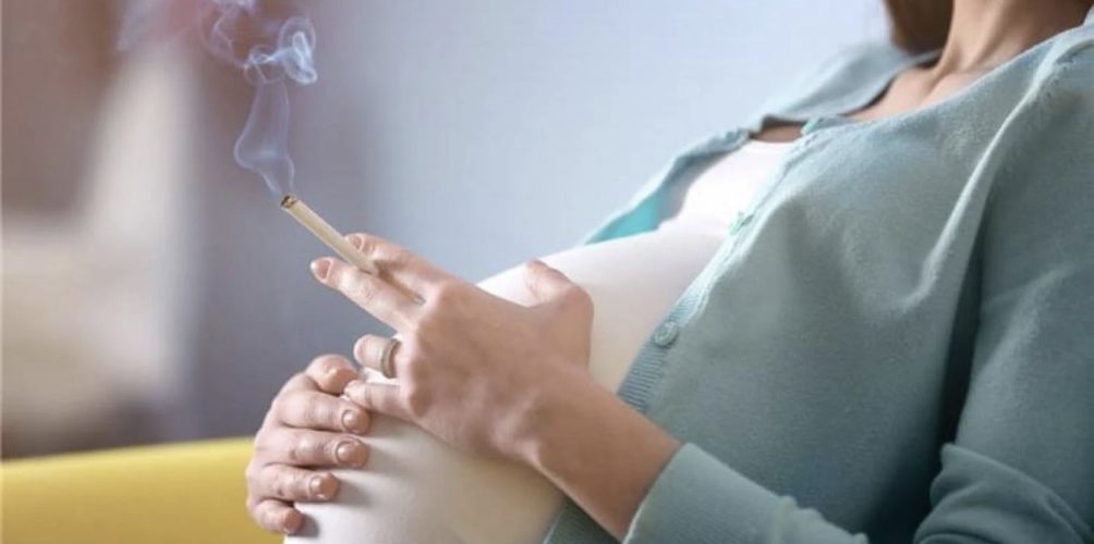 حتى بعد إقلاعهن.. الأمهات المدخنات يعرضن أطفالهن للضرر