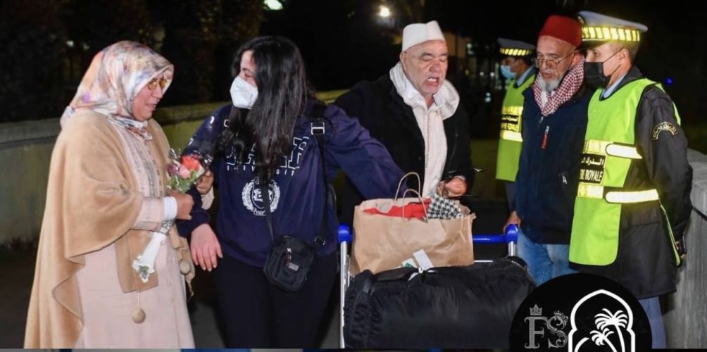 تأثر ودموع.. آباء يستقبلون أبناءهم الفارين من أوكرانيا (فيديو)